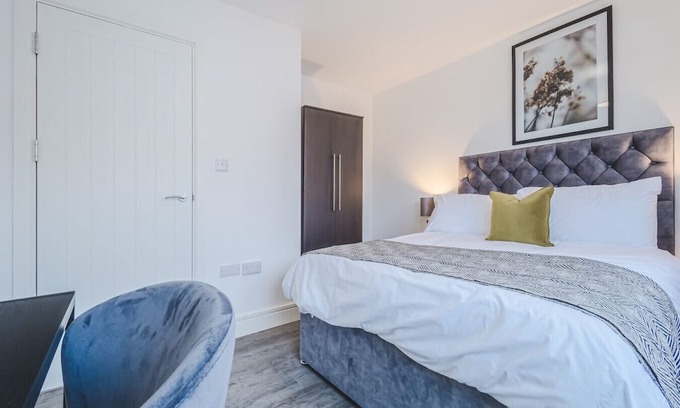 Swindon Apartment | 9 Regent Circus Apartment Central Location Long Stays