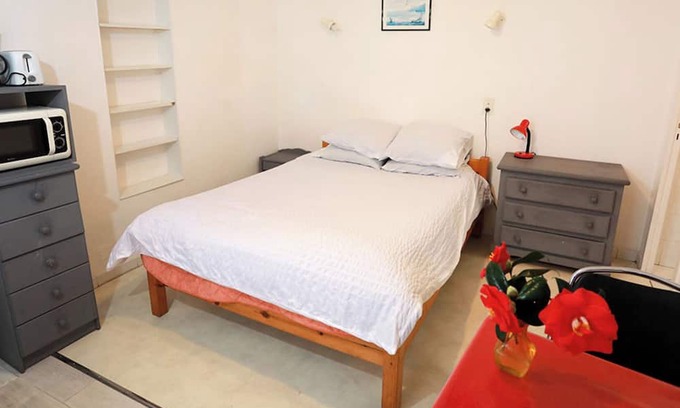 Dax Apartment | Relaxing Escape in Dax – Chic Studio with Patio, Wi-Fi & Access to Thermal Baths