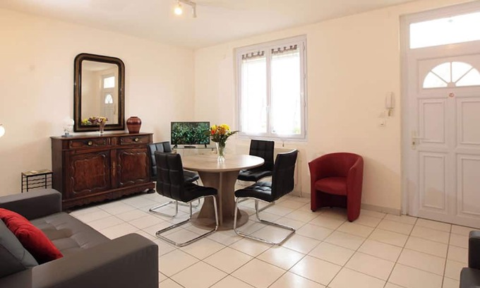 Dax Apartment | Relaxing Stay in Dax – Spacious 2BR Apt with Wi-Fi & Kitchen, 5 min from Thermal Baths
