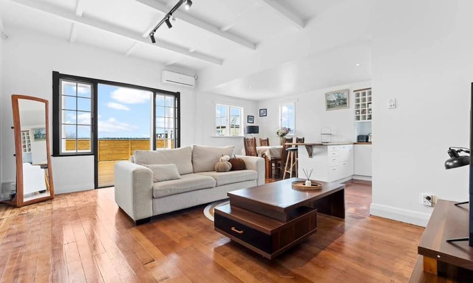 Mount Albert House | Central 4BR Family Home w/Parking | Sleeps 7 | Near Auckland CBD