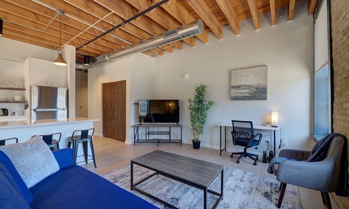 Fifth Ward Apartment | CW | 1 Bed | Walker's Point | Cream City | Luxury