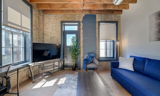 Fifth Ward Apartment | CW | 1 Bed | Walker's Point | Cream City | Luxury