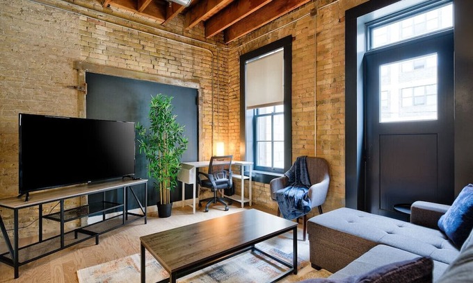 Fifth Ward Apartment | CW | 1 Bed | Walker's Point | Cream City | Luxury