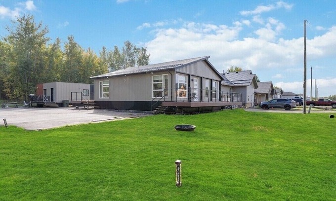 Central Alberta House | Modern Home and guest house in peaceful location.