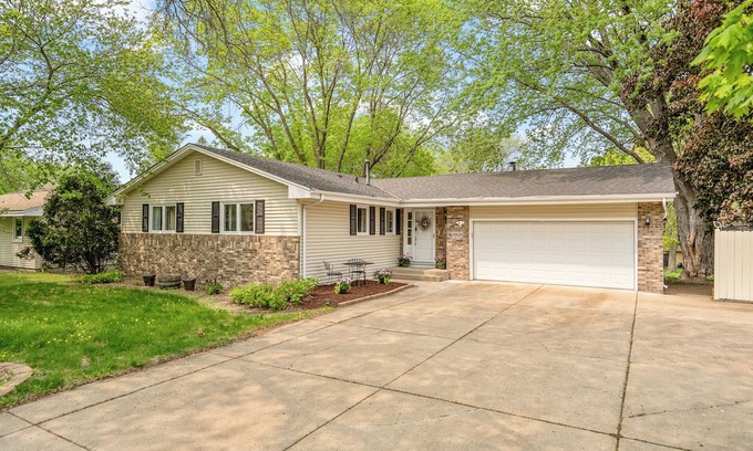 Plymouth House | 4-bedroom house in peaceful Minneapolis with AC, WiFi