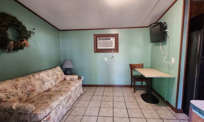 Coushatta Cabin | Pet friendly Lake View Cabin Rental near Coushatta, LA!