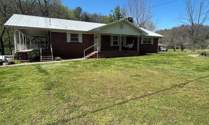 Beechgrove House | Papaw's Place and Creekside Bungalow are on the same Heritage Farm.