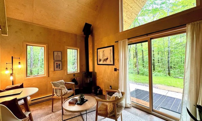 Cable Apartment | Cozy Trailside Nordic Chic Nature Cottage