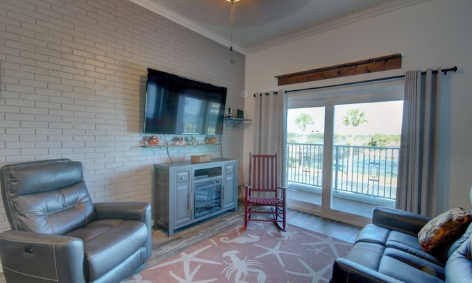 Fort Walton Beach - Destin Condo | El Matador 625 - FREE TICKETS! Your stay includes free tickets to many area attractions!