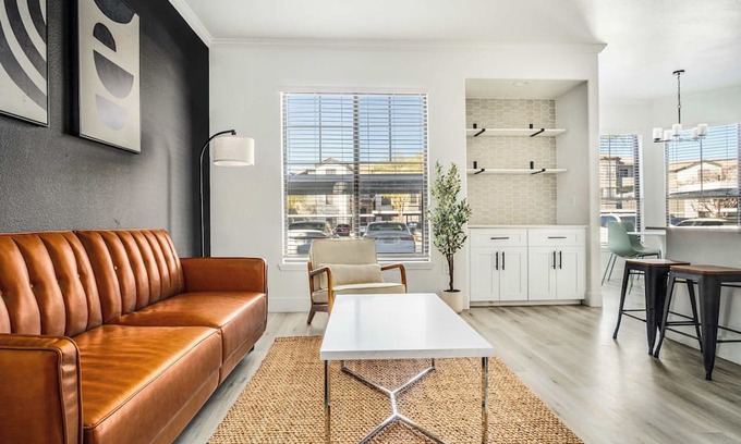 Glendale Sports and Entertainment District Apartment | Boulevard Stays 2BR by Stadium Pool, Parking, Gym 08