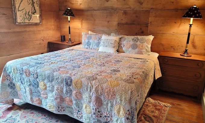 Winthrop Apartment | Guy's Place in the Historic Guy Waring House located in Downtown Winthrop