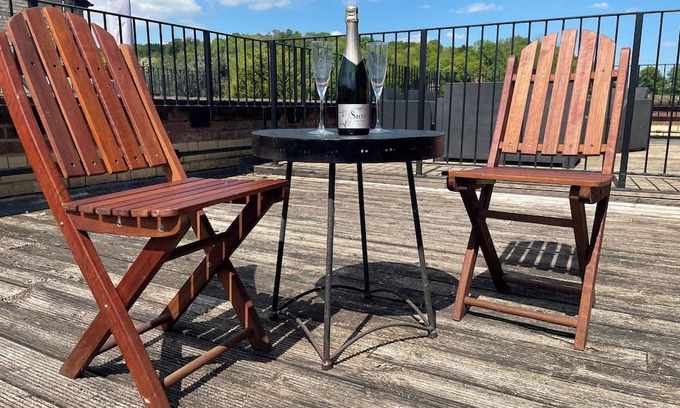 Henley-on-Thames Apartment | Henley Regatta - Walking distance from course. Balcony and parking.