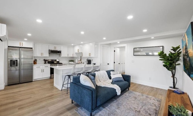 Avalon Apartment | Charming 2-bedroom apartment with Ocean Views!