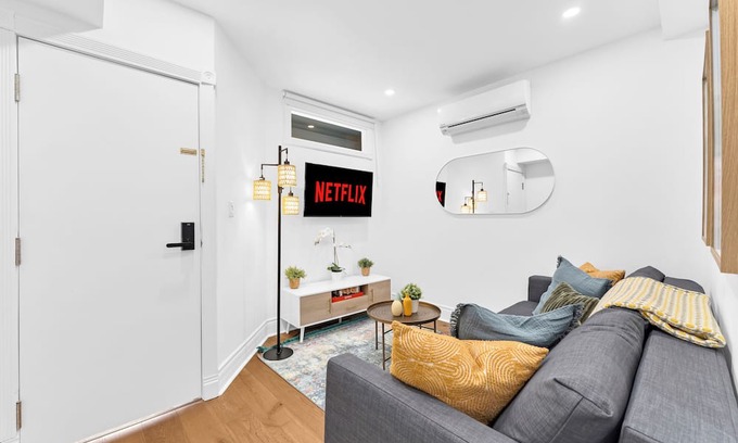 Upper Beaches House | Charming 1-bedroom house with AC, 5 mins to the beach, Fast Wifi