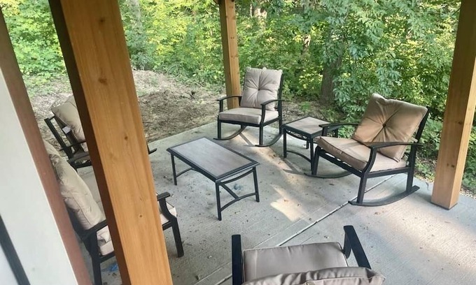 Viola Cabin | Cozy cabin with AC and WiFi in charming Anamosa