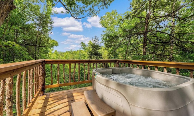 Jasper House | Bungalow Retreat with Hot tub!