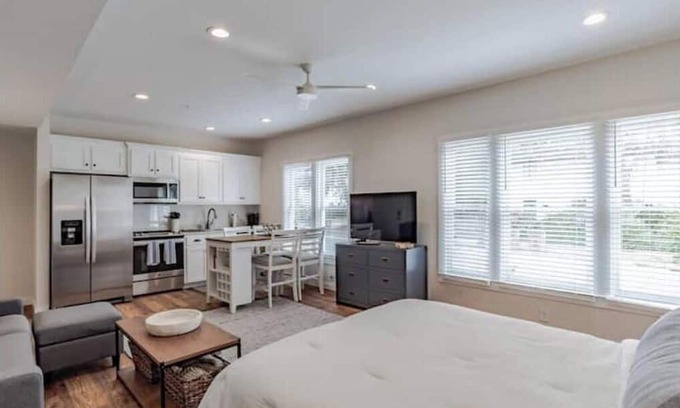 Leinkauf Apartment | Cutest Studio on Church Street!
