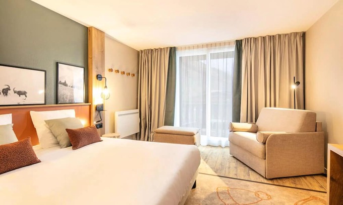 Mont-de-Lans Apartment | Belambra Clubs Les 2 Alpes Les Crestes - All inclusive - Premium Room 2 Adults and 2 Children Room Night View Impregnable
