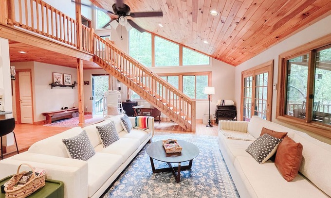 Franklin Ski Chalet | Native Gem Mountain Chalet with Views Near Smoky Mountains, Trails & Waterfalls