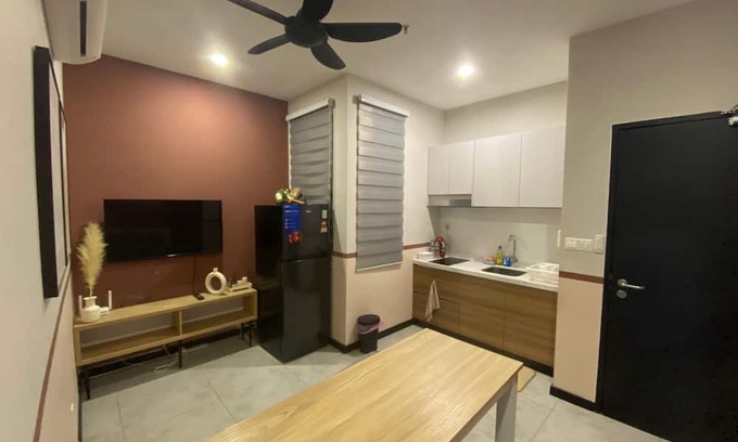 Kuala Lumpur Apartment | Serviced Residence with pool & rooftop access, KLCC and mountain views