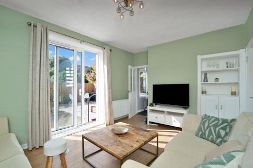 Longcroft Villa | Modern Villa in Edinburgh Private Garden & Parking