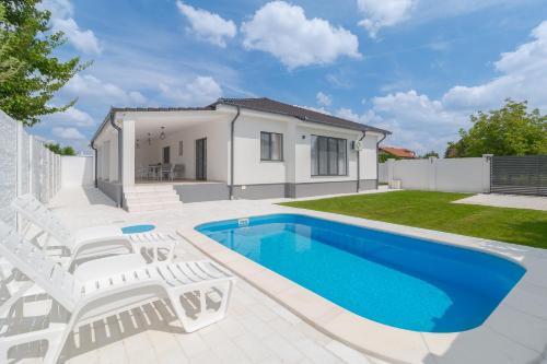 Oradea House | Maya House with Thermal Water Swimming Pool