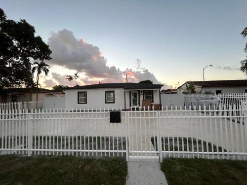 Hialeah Villa | City Chic with a pool