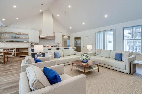 Deerwood House | Luxury Serpent Lake Home with Gourmet Kitchen!