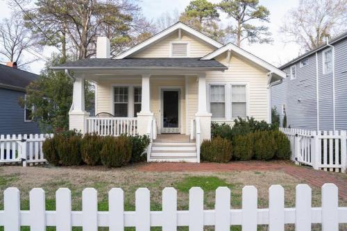 Southwest Raleigh House | Spacious, Central & Comfy Gem ~ Backyard ~ Parking