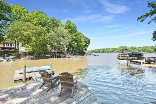 Belmont House | Paradise Lake House: A Lakefront Retreat
